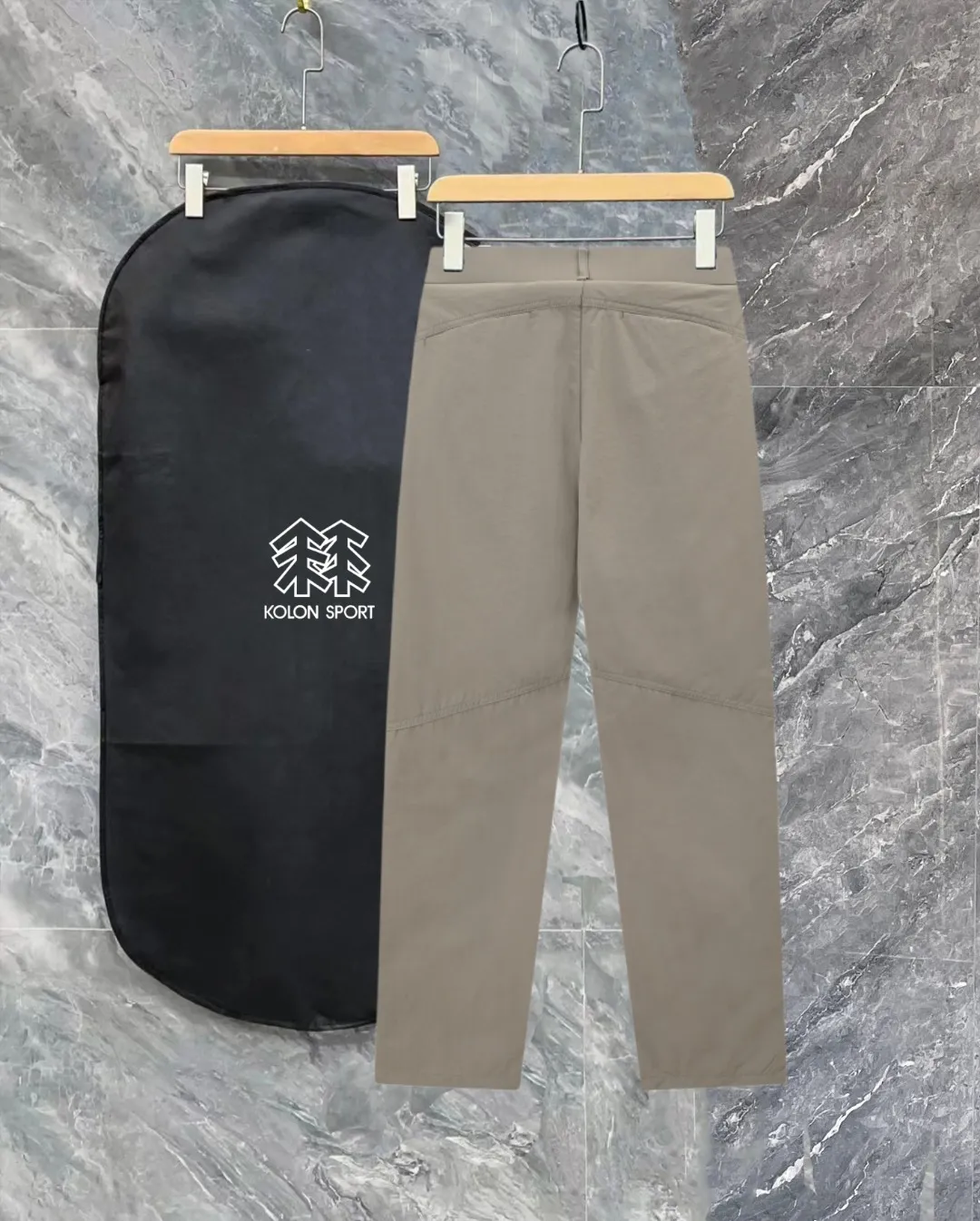 Kolon Thin Hot Sale Casual Pants High Elastic Slim Versatile Casual Pants Made of customer-supplied high-density mountaineering fabric with four-way elastic fabric! Wear-Resistant is water repellent! Military-grade three-dimensional tailoring, free movement without restriction! Very Versatile, it can be worn for daily work and outdoor sports. This style has been designed by many famous designers and is the perfect combination of fashion, leisure and outdoor sports, so it is your best choice whether you wear it daily or outdoors. The tailoring adopts three-dimensional cutting to make every part more fit and comfortable. The diagonal pockets have new zippers. The knee part has been cut into three dimensions to make it more suitable for sports. Breathable and moisture-wicking, water-repellent, and built-in adjustable belt at the waist, very convenient. Three-dimensional cutting structure, crotch triangle joint design, ergonomic, unrestricted movement. 2 enlarged diagonal pockets for safer placement of items. The craftsmanship of the factory's shipments is indeed outstanding. It is anti-static, anti-pilling, crisp and stylish, and has good Breathable performance! I won’t go into too much detail, but you will understand just by looking at the picture. This item is very unique and is a scarce item. It is not something that is always available. Come to those who know the stuff. Size: M-3XL